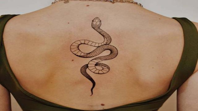 Hình xăm con rắn sau lưng mang ý nghĩa dũng mãnh và thành công